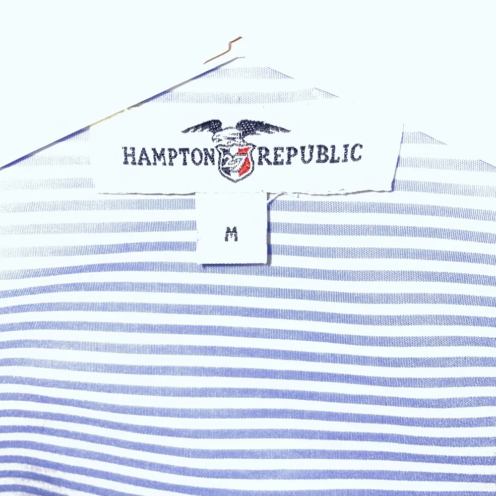 Blå/vit randig skjorta från Hampton Republic. Har ärvt, oanvänd från mitt håll. Inga skador eller fläckar, väldigt bra skick. Fint och bekvämt material. . Skjortor.