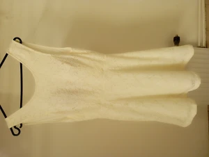 Spets klänning  - Jätte fin klänning.denna är  inte hel vit utan off white. Klänningen går ut så fint i midjan .super snygg rosett bak på klänningen. Finns isydda kupor så du ej behöver bh och så syns det ej igenom . Jätte fin spets 