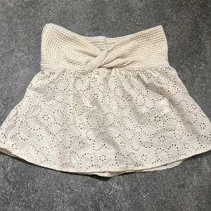 söt topp 😇 - den här jättefina toppen som är så sjukt fin! inga defekter och har aldrig använts o är bara testad 🙏😇