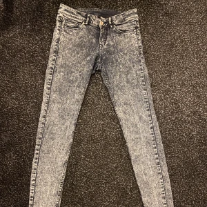 Stentvättade jeans - Blågråsvarta stentvättade jeans. Ganska tajta enligt mig men sitter snyggt på! Knappt använda.  