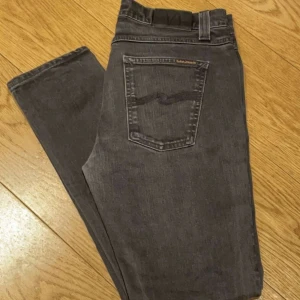 Nudie jeans - Tja! Säljer dessa feta nudie jeans i storlek w32 L32. Dem är i perfekt skick och bra pris. Skriv för mer bilder