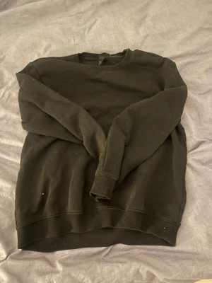 Sweatshirt från HM - Svart sweatshirt från HM, för liten för mig