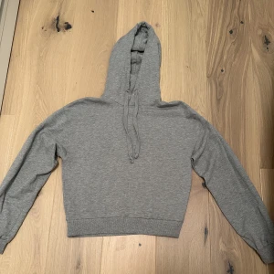 Grå hoodie NA-KD - I mycket väl skick   Storlek XS