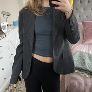 Grå kavaj - 10/10 kavaj🥰perfekt passform med axelvaddar, lite stor på mig som bär xs vanligtvis