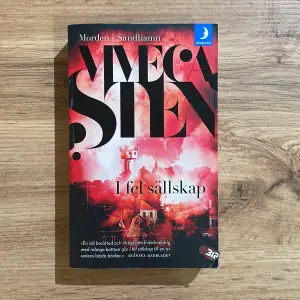” I fel sällskap” skriven av Viveca Sten. Språk: svenska  Boken säljs i befintligt skick. Frakt tillkommer <3