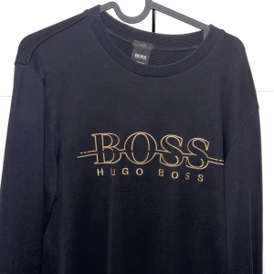 Hugo Boss sweatshirt 500kr - Nått år gammalt. Inte så använd. Storlek M som även passar S.  Färg: Svart & guld