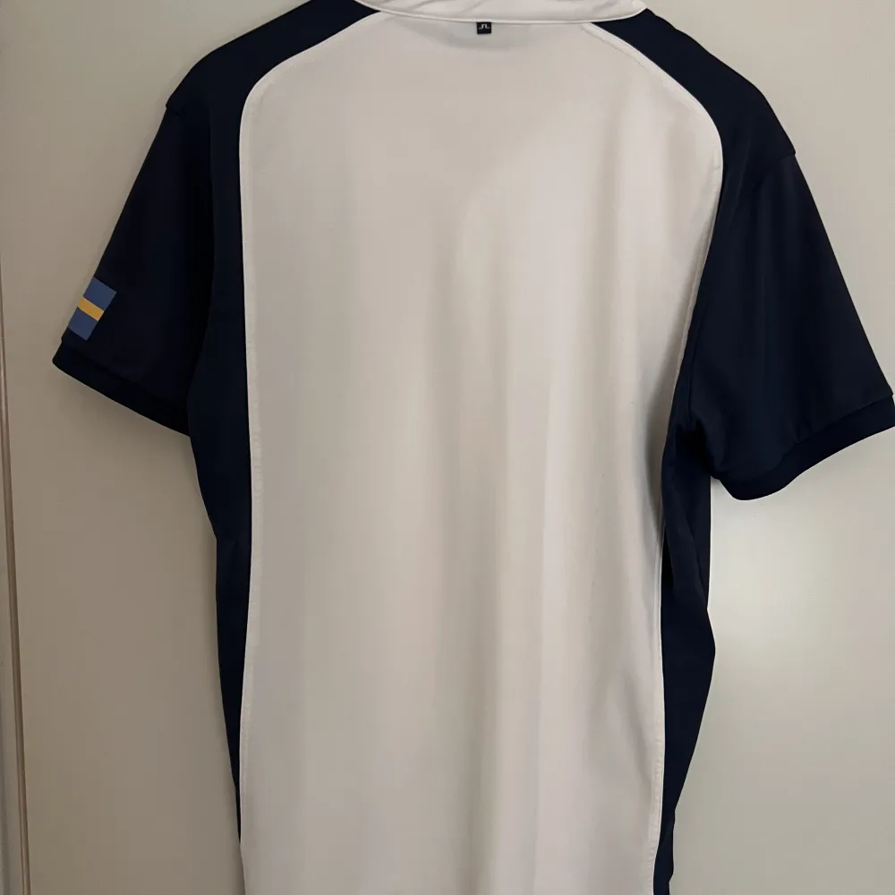 Skön stretchig piké för aktiviter mm vit/Marinblå. T-shirts.