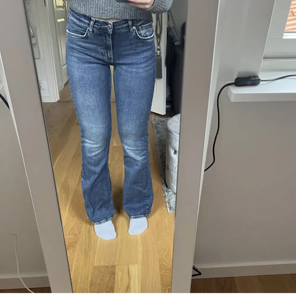 Säljer dessa superfina lågmidjade jeansen från Gina Tricot i storlek 36 då de inte kommer till användning!🫶🏼. Jeans & Byxor.