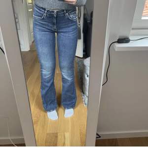 Säljer dessa superfina lågmidjade jeansen från Gina Tricot i storlek 36 då de inte kommer till användning!🫶🏼