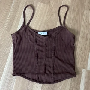 Brun ribbad topp - Mycket bra skick, använd fåtal gånger. Strl S