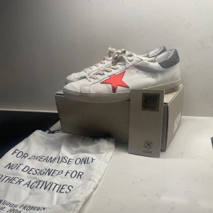 Feta Golden goose sneakers - Ett par skitsnygga golden goose sneakers från den senaste kollektionen, nypris 5500! Storlek 45, bra condition 8,5/10! Perfekta vardagliga sneakers! Kvitto, låda och dustbag ingår! 
