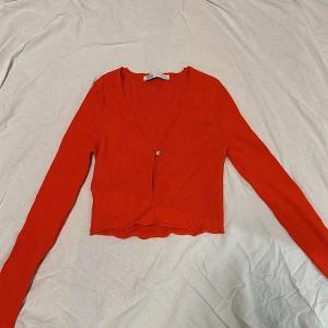 Tröja - Väldigt snygg tröja som man kan ha öppen som en kofta eller styla den på annat sätt, oanvänd