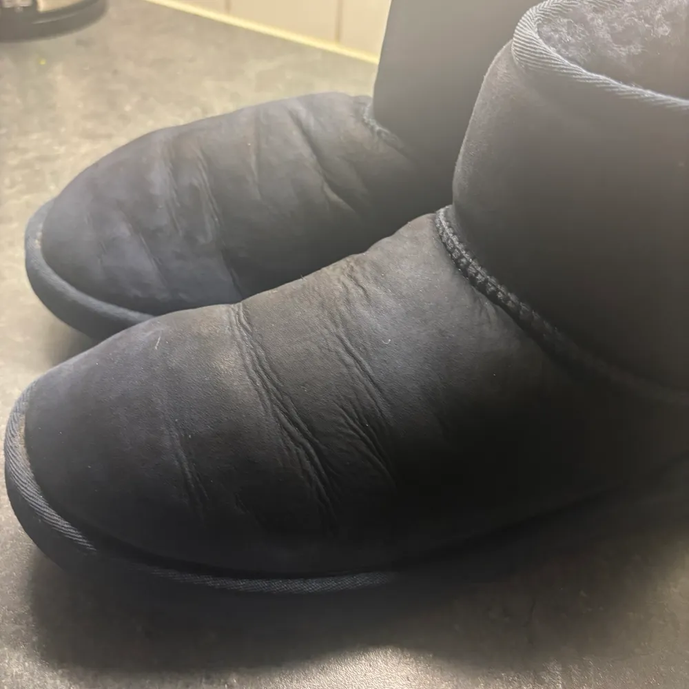 Riktiga Uggs i färgen mörk blå. Missfärgade men fint använda . Ny pris ca 2000kr säljer för 400kr pg av missfärgning. Pris kan diskuteras vid snabb affär. Skor.