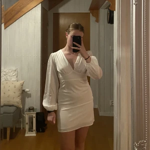 Studentklänning  - Säljer min studentklänning från Nelly som jag endast använde en gång. Väldigt fin och perfekt till studenten.  Hör av dig om du undrar på något💓