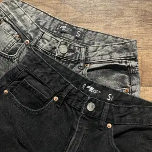 Två stycken jeans från FB Sister, svarta och gråa i mom’s fit. Inga defekter förutom att de är välanvända. Båda är i storlek S men de gråa sitter lite lösare.🩶