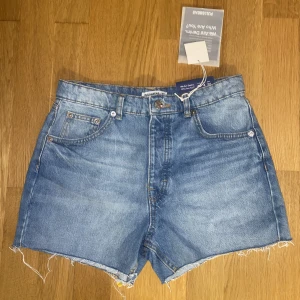 Jeansshorts - Storlek S/36. Säljer då de tyvärr är för små för mig. Nyskick, lappen finns kvar. För fler bilder/info skriv i DM😇💓