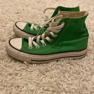 Säljer ett par gröna converse i strl 36 som är i hyfsat gott skick!☺️💕