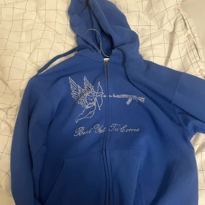 Blå Hoodie - Unisex hoodie från Best Yet To Come. Använd en gång. Köpt för 700. *Helt slutsåld* 