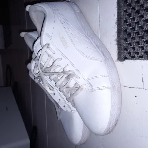 Skor strl 40 - Fina sneakers. Saknar skosnören på ena skon.