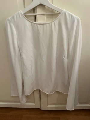 Vit blus - Säljer den a vita blus då den aldrig används. Köptes på H&M för 299 men säljs för 100kr. Använd 2 gånger.