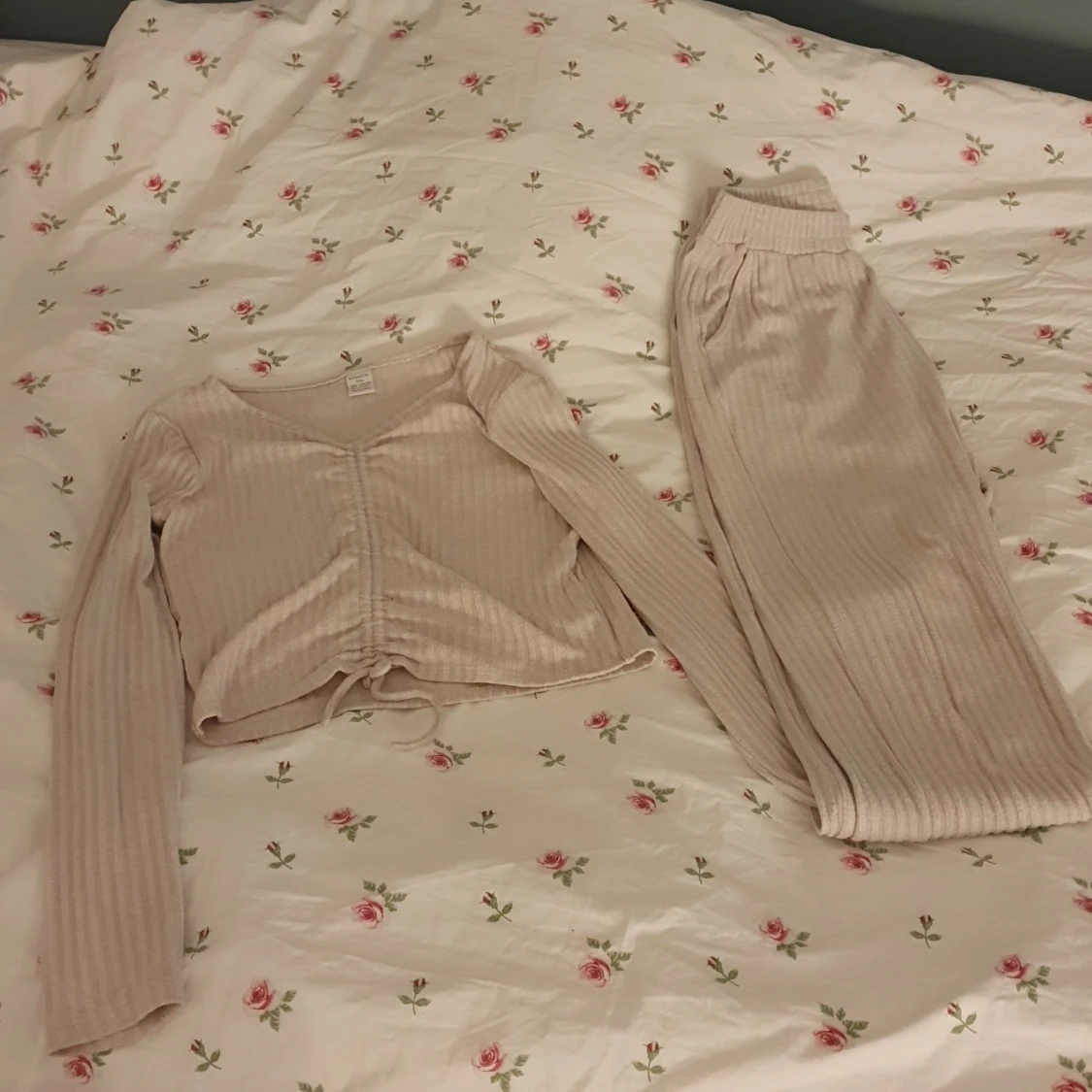 Byxor och en matchade tröja 