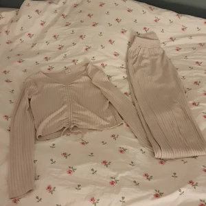 Byxor och en matchade tröja  - Här är jätte sköna byxor och en jätte skön tröja till