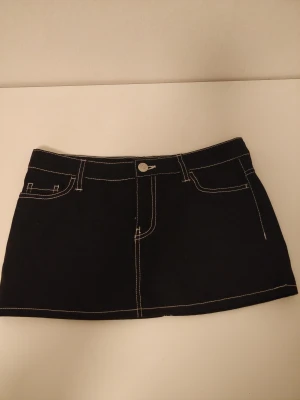 Söt jeanskjol - Söt jeanskjol från h&m, oanvänd!! Har inte fått användning för den då den var lite stor på mig som brukar ha 36. Bara att skriva vid frågor eller funderingar!💗