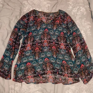 See through tröja - En genomskinlig mesh tröja med lite glitter runt halsen, sitter lite löst/flowy. Riktigt skön på sommaren