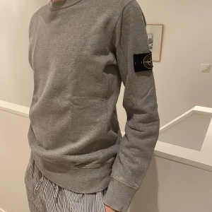 Stone island tröja - Supersnygg stone island tröja som jag säljer åt min brosha! Sparsamt använd🫶 använd gärna ”köp nu”!! (Lägger upp igen pga strul med förra köpet)