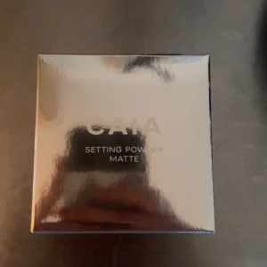 Caia setting powder  - Caia setting powder i färgen Honey matte. Helt oanvänd och oöppnad, säljer för att jag fick fel färg och kunde ej skicka tillbaka🫶🏻
