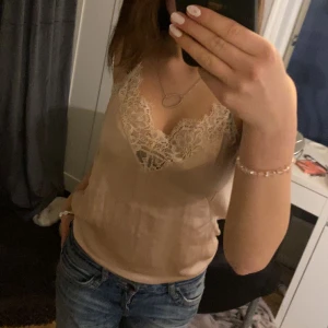 Linne - Säljer dethär jättefina spetslinnet från hm! Linnet är bara använd ett fåtal gånger. Skriv priv för frågor eller mer bilder!💕