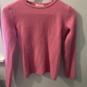 From future tröja - Syperfin rosa kjashmirtröja, nästan aldrig använd för liten för mig.   ⚠️tröjan är mycket starkare rosa i verkligheten   500 + frakt