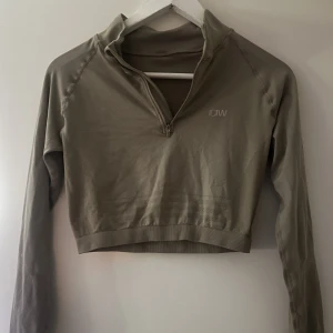 ICIW define cropped 1/4 - Beige träningströja från ICIW, fint skick! Storlek S/36