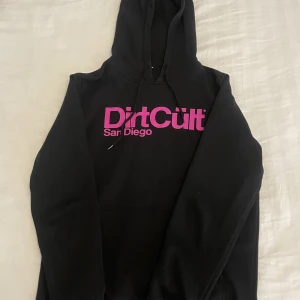 Dirtcult  - Dirtcult hoodie i Stl M herr modell. Säljer då den ej kommer till användning längre. Använd några gånger men är bra omhändertagen, inga skador eller brister finns. Kontakta vid frågor. 