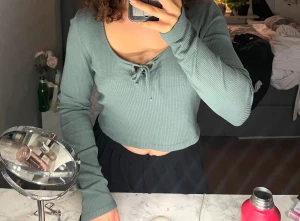 Långärmad ribbad tröja - Väldigt fin och sjukt bekväm tröja i från monki. Den är använd 1 gång och i väldigt bra skick. Stor ringning med en liten rosett i mitten. Lite längre ärmar. Ribbad. Storlek M🧚🏻💓