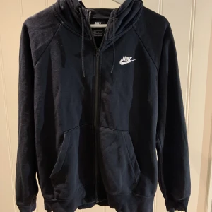Nike kofta - Skön och stilren nike kofta i använt men bra skick! 