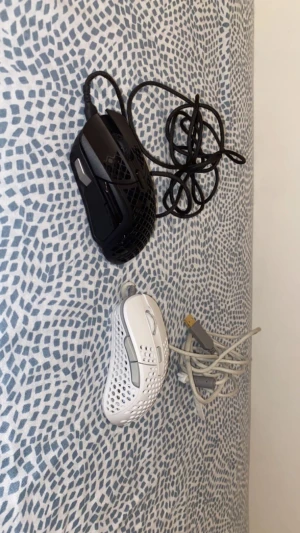 Gaming mus - Både för 500kr. Vita mussen för 250kr( original priset är 550kr)  Svarta mussen för 300kr( original priset är 1150kr) Jag vann både i en turnering och använder inte de.