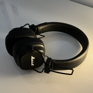 Marshall major 4 - Säljer mina Marshall hörlurar då de försvann och jag köpte nya sedan hittade dem igen. Ena öronkudden ramlar av när man ej använder dem men fortfarande användbara. Går att fixa för 120kr, skicka pm för mer frågor. Laddare och sladd medföljer.