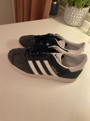 Adidas Gazelle - Superfina mörkblåa adidas Gazelle i st. 36 2/3 men skulle säga att dem passar en 37 1/2. Andvända men inte mycket och är i fint skick utan större slitage(se bilder).  
