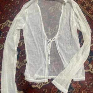 Mesh blus/kofta - Väldigt tunn och fin. Med lite glitterstenar. 