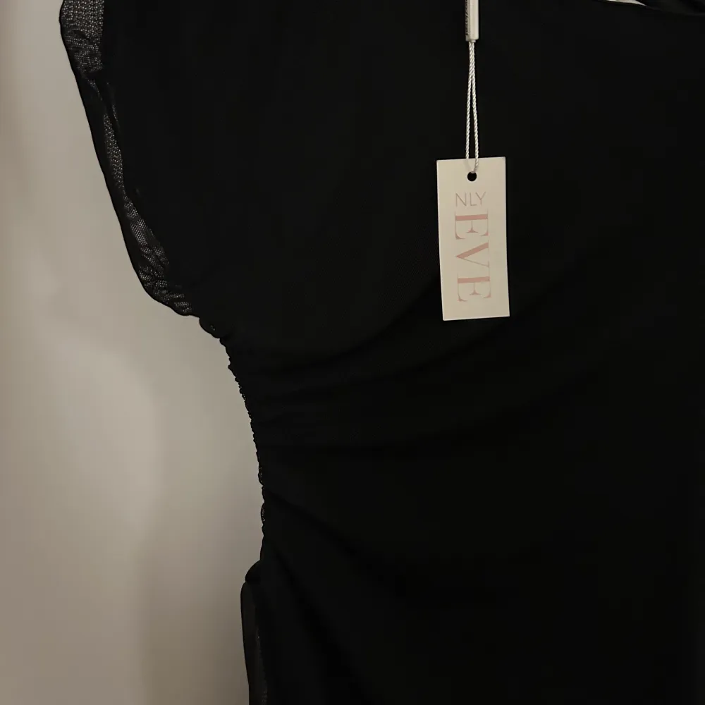 Säljer denna fina långklänning i svart, helt ny. Från nelly. Klänningar.