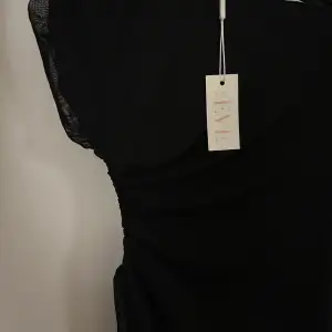 Säljer denna fina långklänning i svart, helt ny. Från nelly