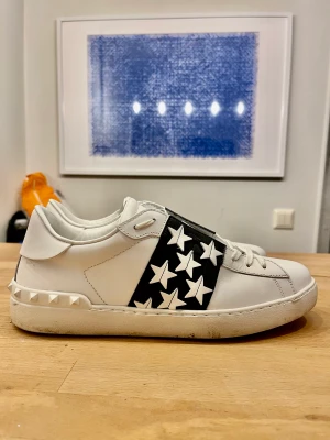 Valentino Opens - Valentino Opens med stjärnor på⭐️ Strl:42 10/10 skick Bara använt 2 ggr 