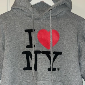 I love ny hoodie - Skitsnygg i love ny hoodie! Superbekväm o har inga defekter.
