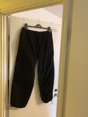 Parachute pants - Dessa parachute pantsen är helt oanvända, prislapp kvar. Storlek är L men skulle säga att de är väldigt små samt lågmidjade, så ner mot en S/XS enligt mig