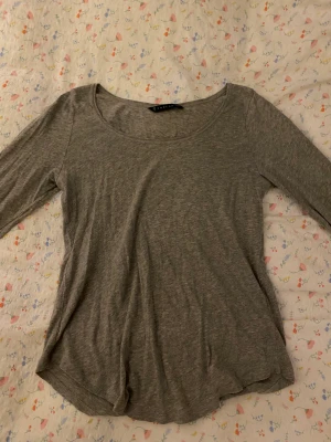 Långärmad tröja från Edblad - Jättefin basic långärmad tröja från Edblad. Fint skick! Säljer då den är för liten för mig.