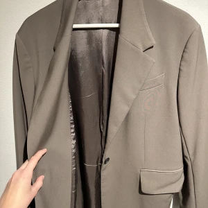 Kavaj - Hej!! Gör en intressekoll på min älskade kavaj från Arket i ullblandning. Oversized, enkelknäppt med tuffa boxiga axlar, perfekt med en svart kort klänning och ett par boots till 🥰  Endast använd 2 gånger och nypris är 1690kr