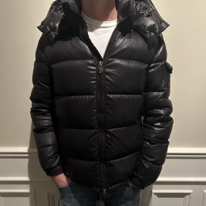 Moncler Maya - Säljer nu denna feta moncler maya jacka som passar perfekt nu till vintern. Den är i storlek 1 vilket motsvarar XS/S. Modellen är 173. Det finns en del defekter därav priset. Nypris 16000, mitt pris 4299.  Hör av er vid fler frågor!