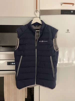 Sail Racing Väst Herr - Sail Racing väst i herrmodell (passar mig som är av den kvinnliga könet).  Strl M Använd någon enstaka gång. Nyskick. 