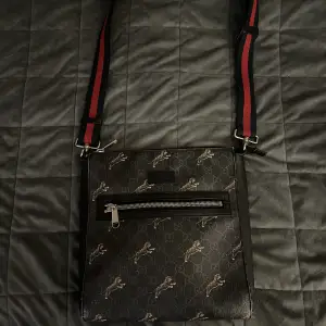 Gucci väska, använd ett par gånger under sommaren. Skriv för mer info